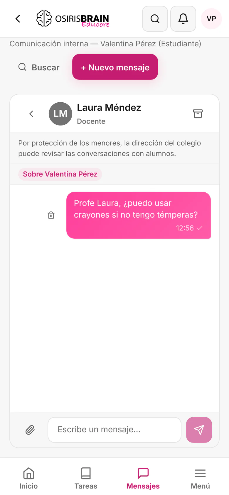 Captura del celular de una alumna en Mensajes, conversando con su docente. Encima del chat se lee «Por protección de los menores, la dirección del colegio puede revisar las conversaciones con alumnos.» y la etiqueta «Sobre Valentina Pérez». La alumna pregunta si puede usar crayones si no tiene témperas.